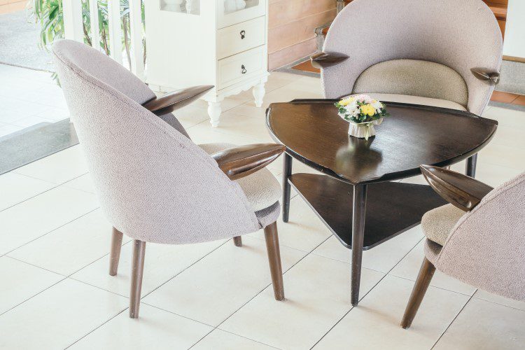 Table en bois massif avec ses trois chaises